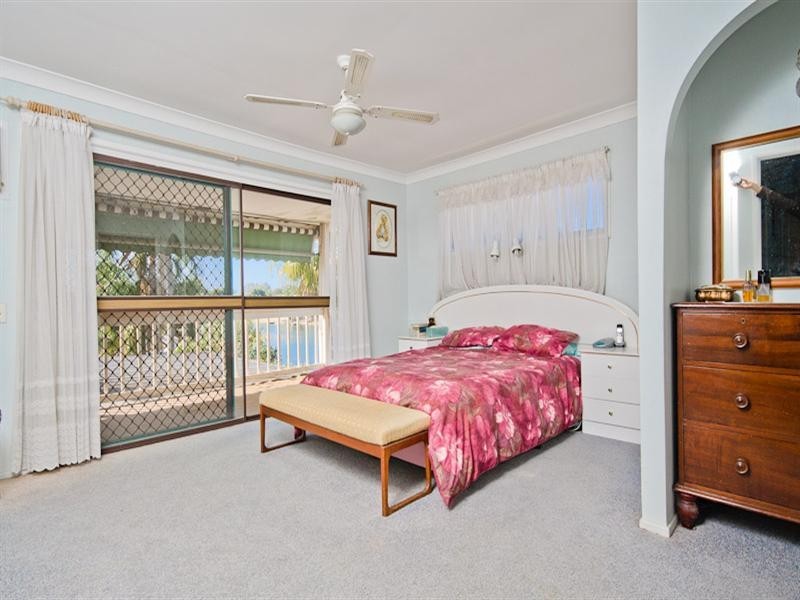 35 Bermuda Street, Broadbeach Waters QLD 4218