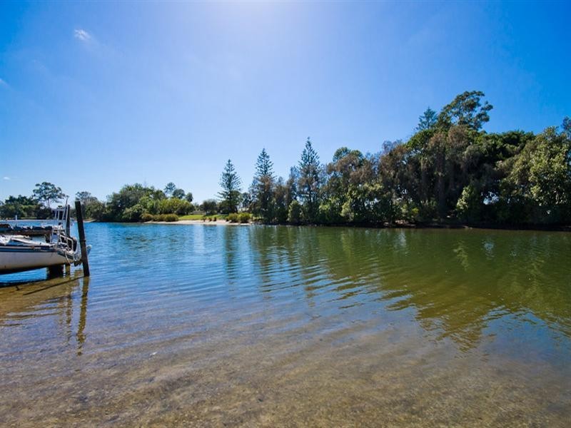 35 Bermuda Street, Broadbeach Waters QLD 4218