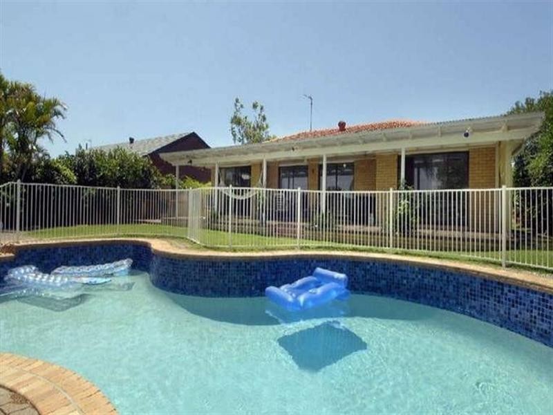 4 Cocos Crescent, Broadbeach Waters QLD 4218