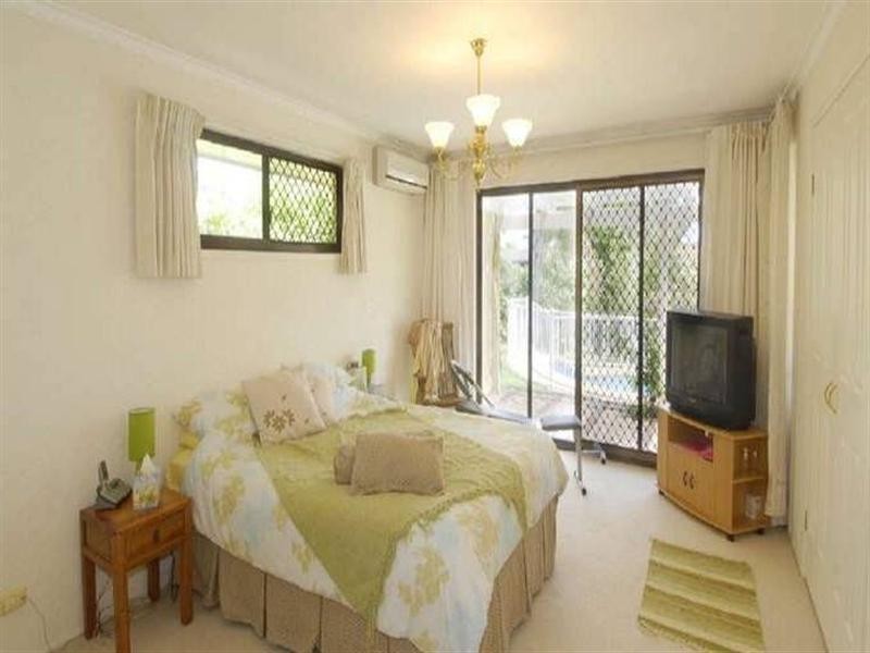 4 Cocos Crescent, Broadbeach Waters QLD 4218