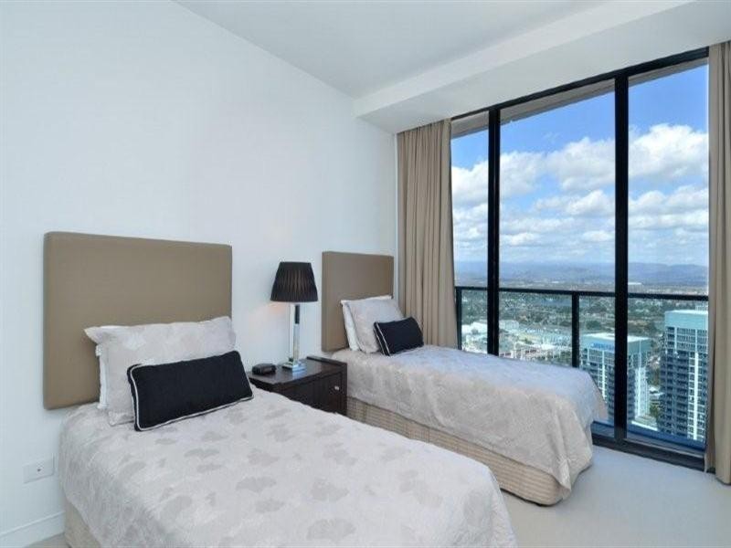 3704 Oracle Charles Avenue, Broadbeach QLD 4218