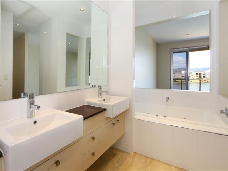 3/5056 Emerald Island Drive, Carrara QLD 4211