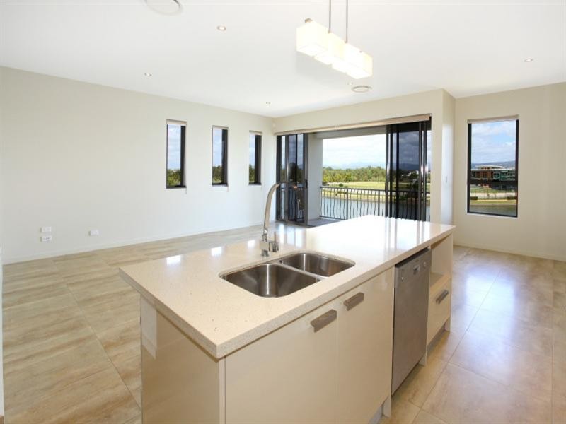 6/5056 Emerald Island Drive, Carrara QLD 4211