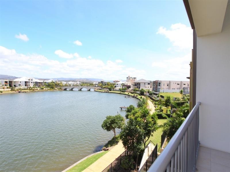 6/5056 Emerald Island Drive, Carrara QLD 4211