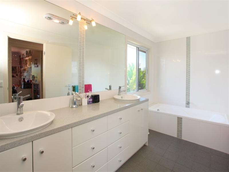 103 Cabana Boulevard, Benowa QLD 4217