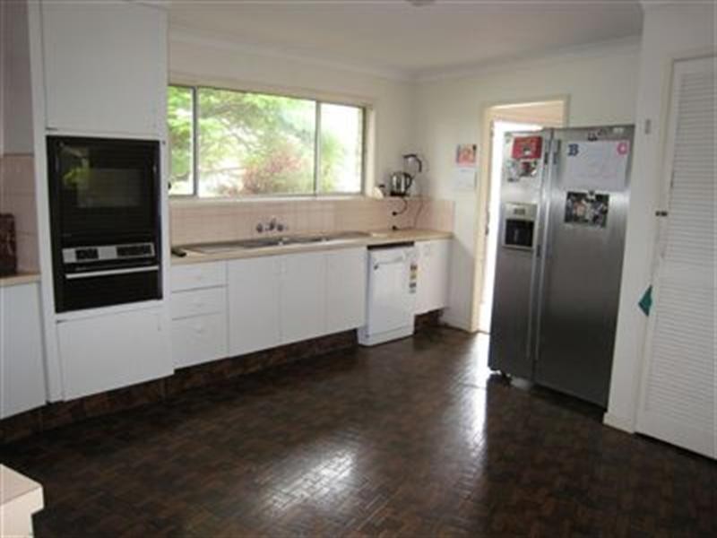 1 Sheridan Park Avenue, Broadbeach Waters QLD 4218