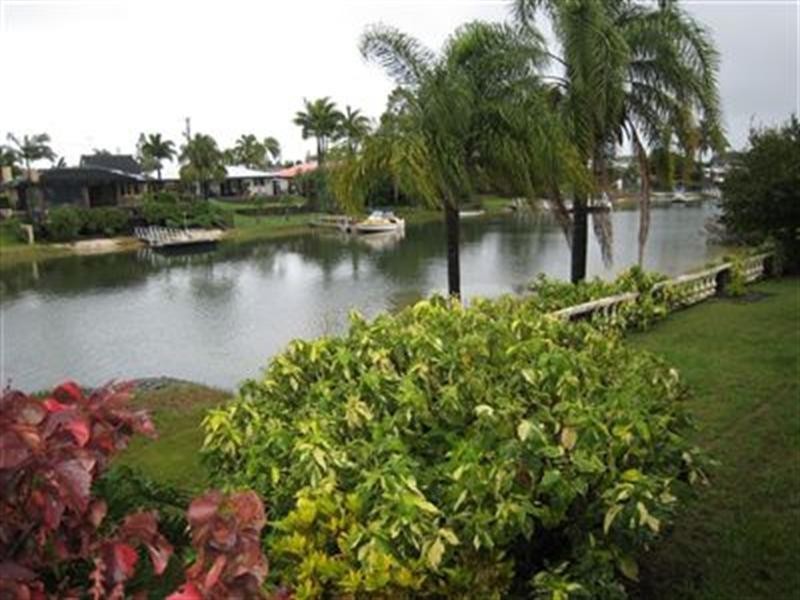 1 Sheridan Park Avenue, Broadbeach Waters QLD 4218