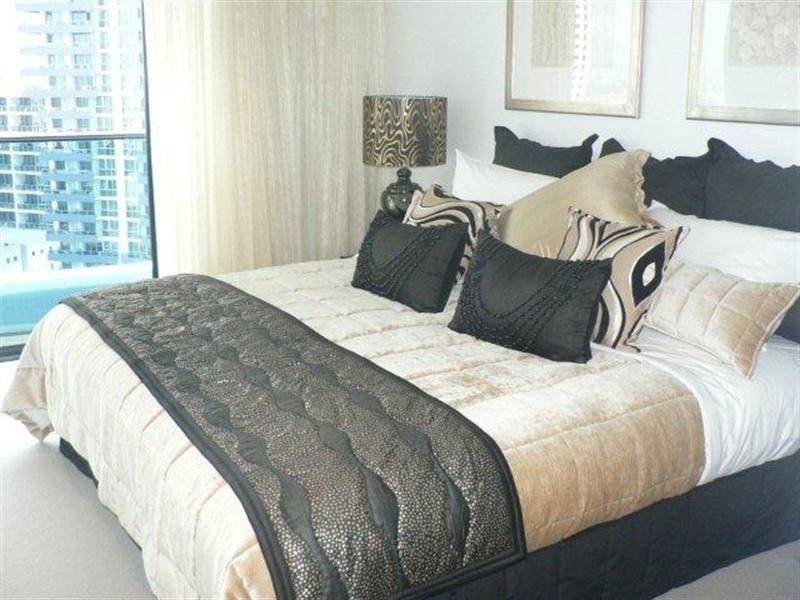 21507 Charles Avenue, Broadbeach Waters QLD 4218