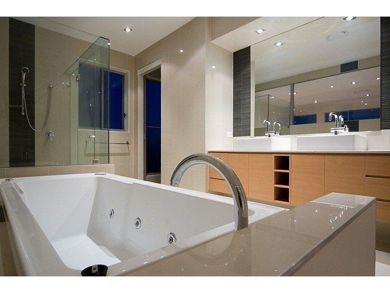 3021 The Boulevade, Benowa QLD 4217