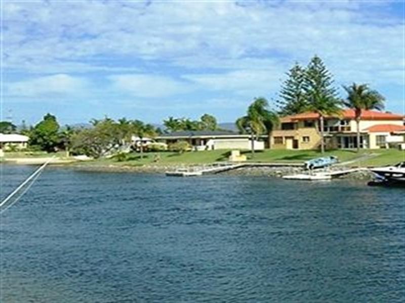 1 Sheridan Park, Broadbeach Waters QLD 4218