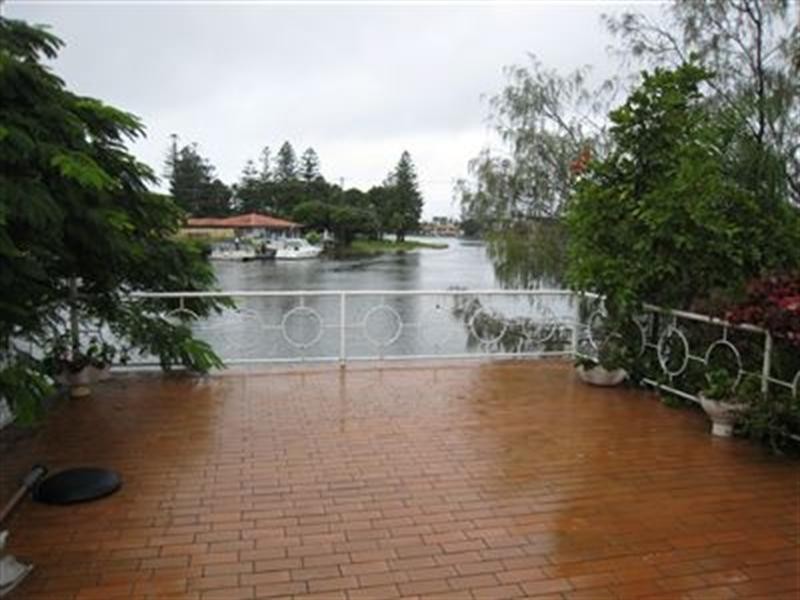 1 Sheridan Park, Broadbeach Waters QLD 4218