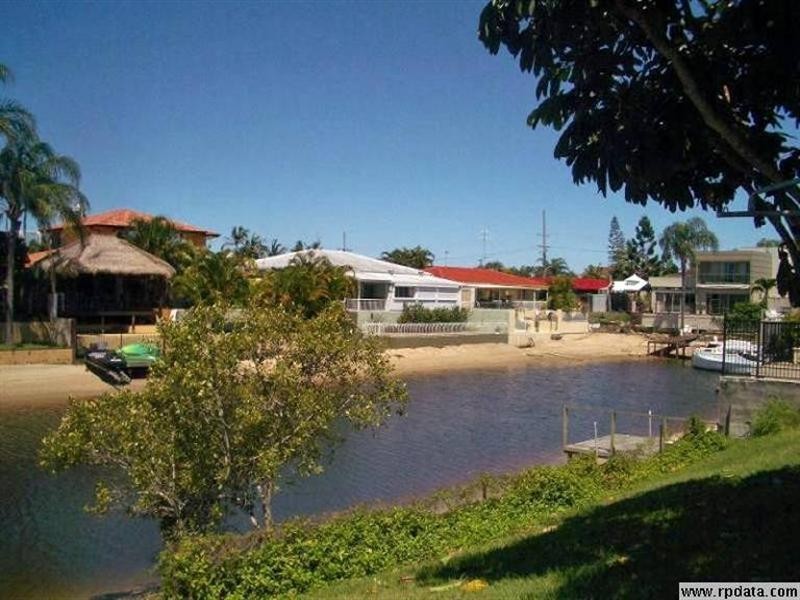 8 Coral Gables Key, Broadbeach Waters QLD 4218