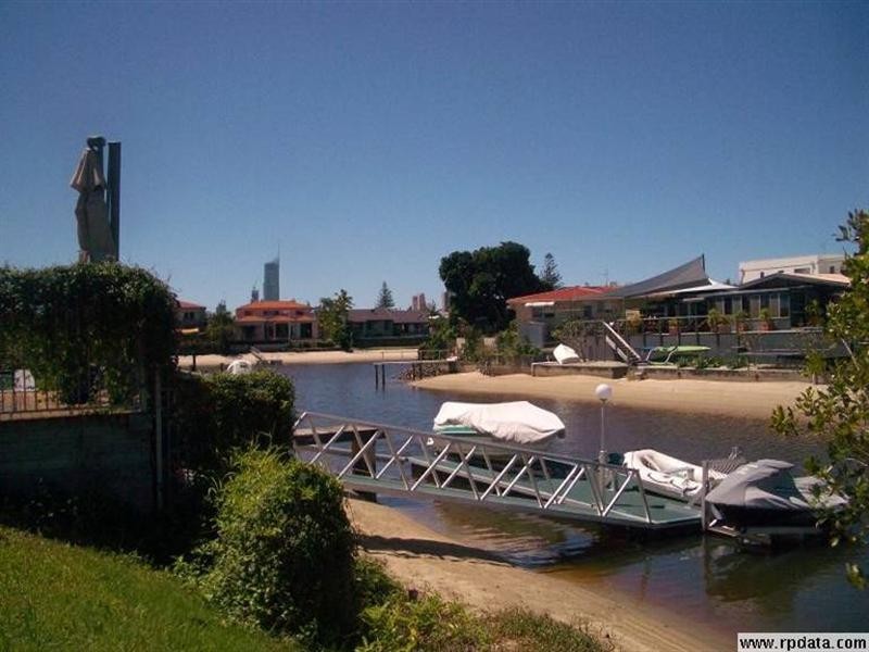 8 Coral Gables Key, Broadbeach Waters QLD 4218