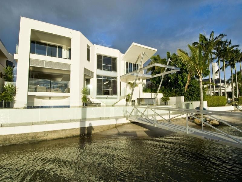 8 Shearwater Esplanade, Runaway Bay QLD 4216