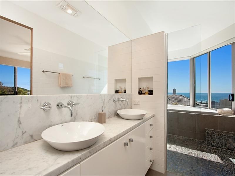 37 West Street, Burleigh Heads QLD 4220