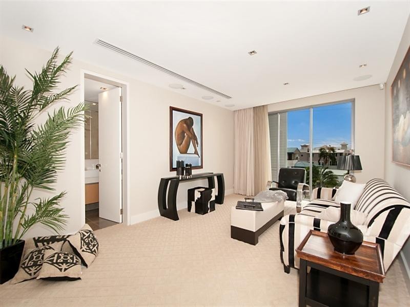 2/203 Hedges Avenue, Mermaid Beach QLD 4218