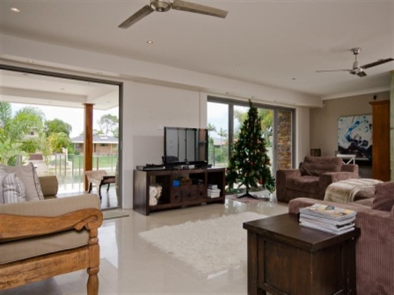 14 Bombala Street, Broadbeach Waters QLD 4218
