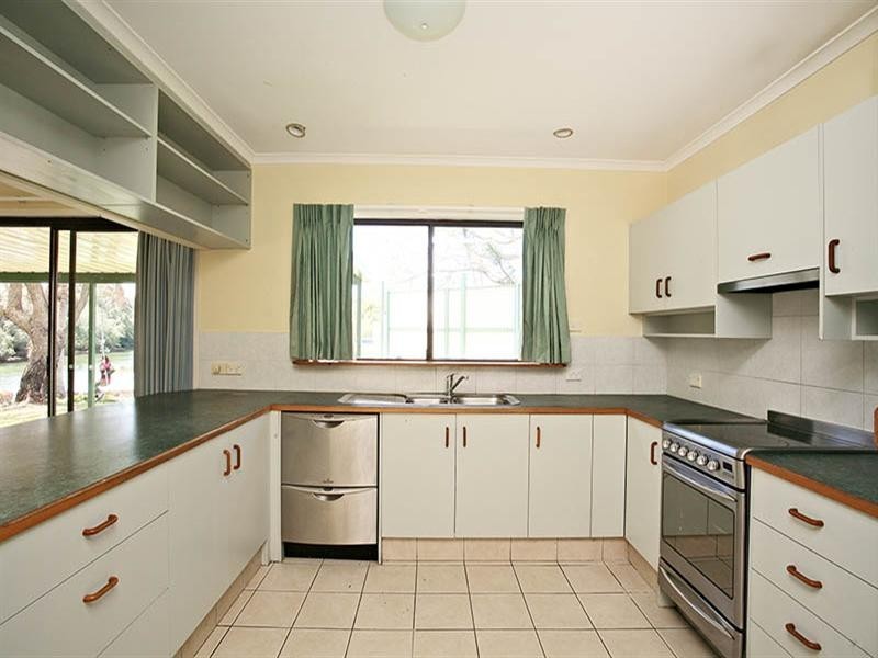 15 Ensenada Court, Broadbeach Waters QLD 4218