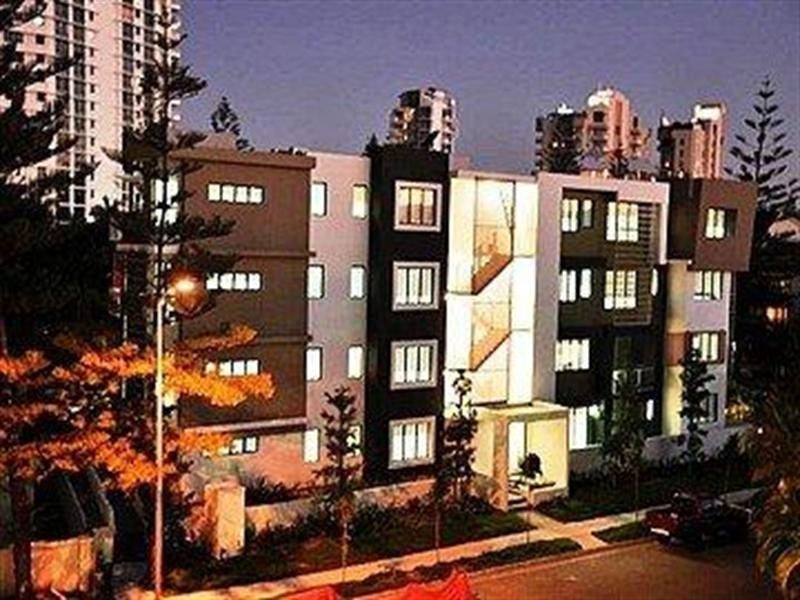 8/3 Beach Parade, Broadbeach QLD 4218