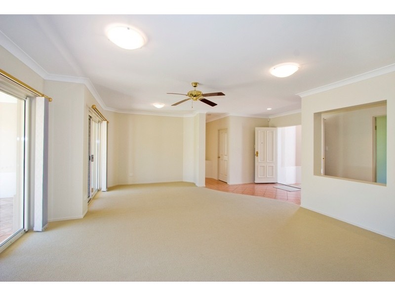 8 Stingray Crescent, Burleigh Waters QLD 4220