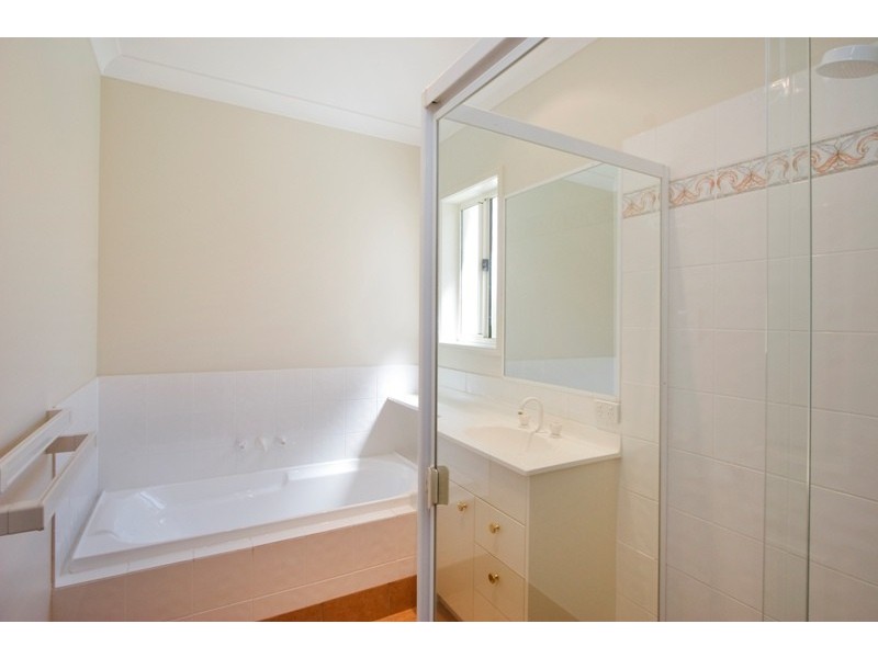 8 Stingray Crescent, Burleigh Waters QLD 4220