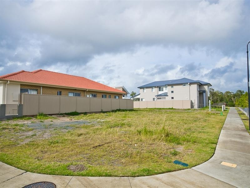 4 Elizabeth Crescent, Varsity Lakes QLD 4227