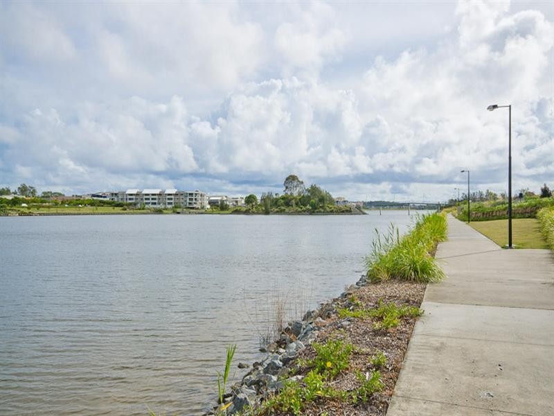 4 Elizabeth Crescent, Varsity Lakes QLD 4227