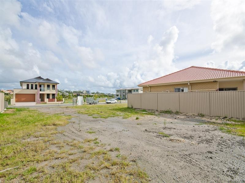 4 Elizabeth Crescent, Varsity Lakes QLD 4227