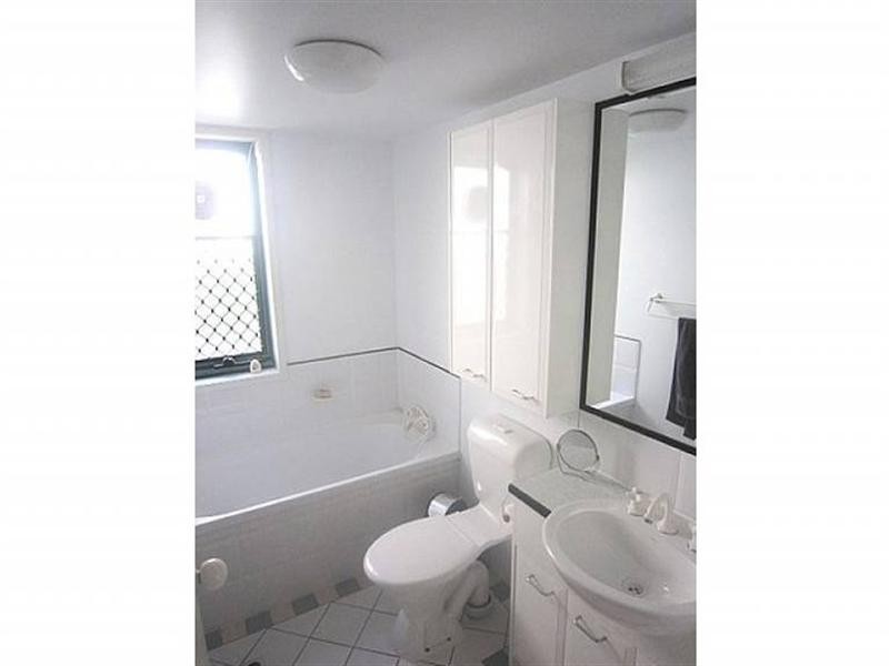 2/33 Australia Avenue, Broadbeach QLD 4218