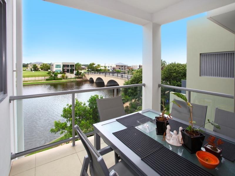 5/5019 Emerald Island Drive, Carrara QLD 4211