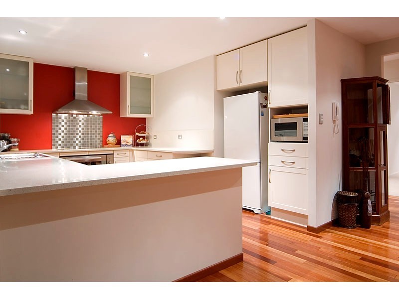 6 Hoy Street, Broadbeach Waters QLD 4218