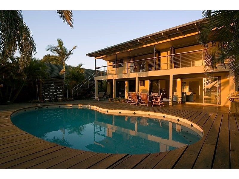 6 Hoy Street, Broadbeach Waters QLD 4218