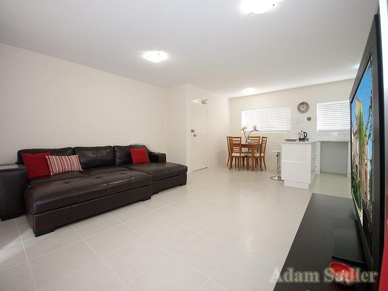 4/11 Britannia Avenue, Broadbeach QLD 4218