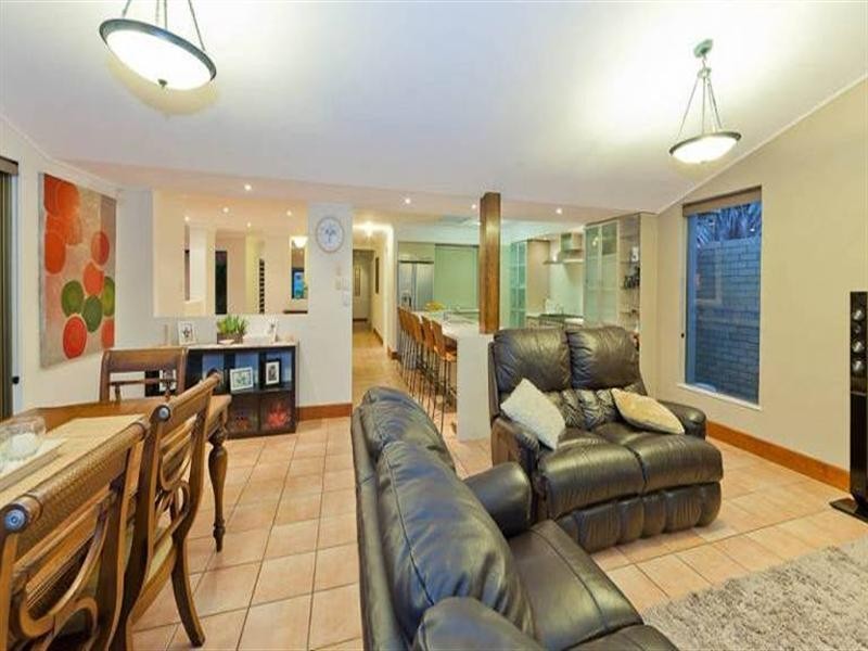 39 Beverley Crescent, Broadbeach Waters QLD 4218