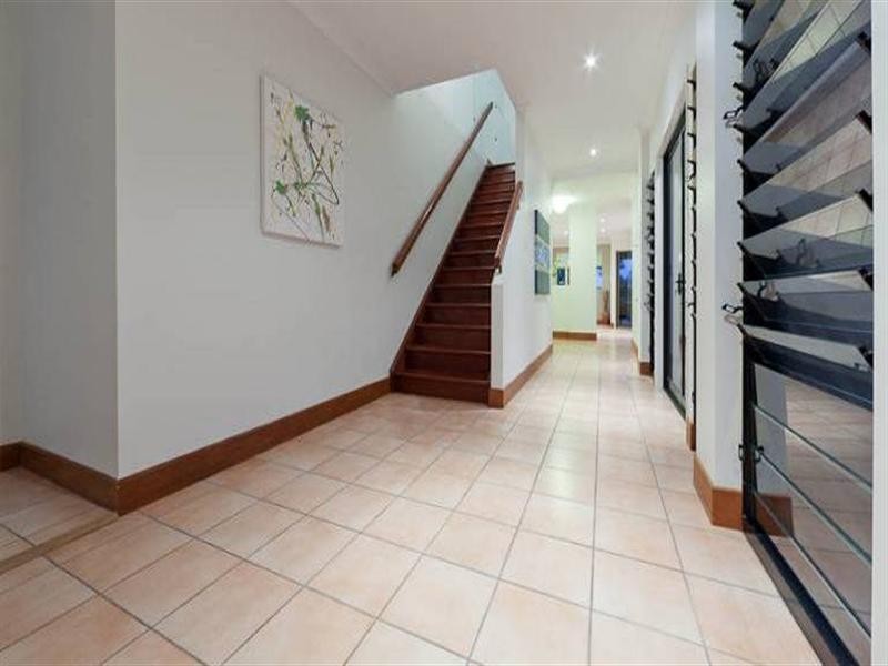 39 Beverley Crescent, Broadbeach Waters QLD 4218