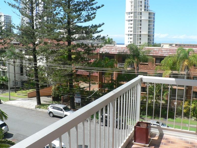 12/2 Federation Avenue, Broadbeach QLD 4218