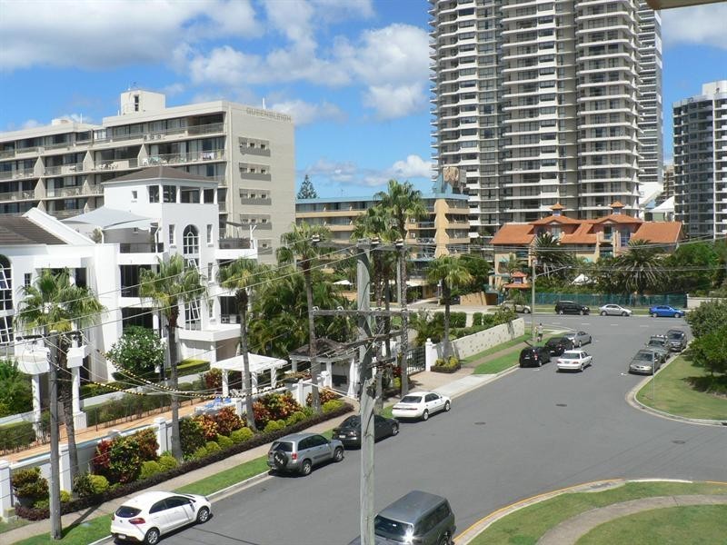 12/2 Federation Avenue, Broadbeach QLD 4218