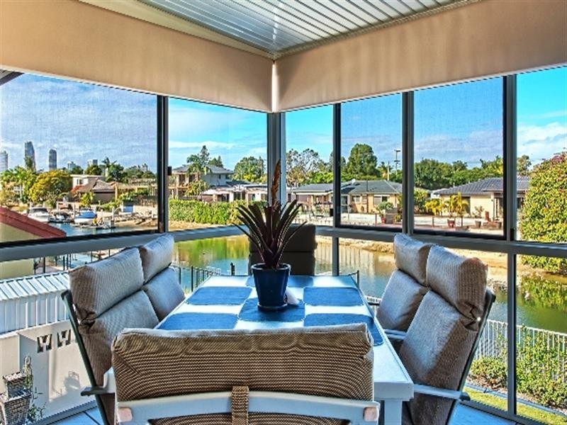 10 Monte Vista Court, Broadbeach Waters QLD 4218