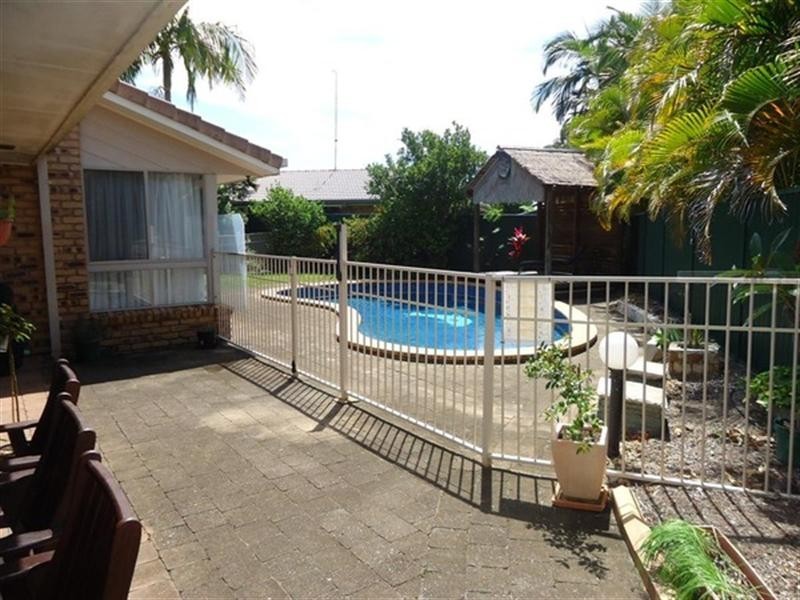6 Violet Court, Miami QLD 4220