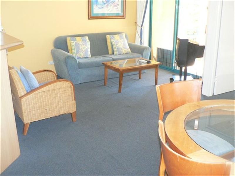 11/4-6 Queensland Avenue, Broadbeach QLD 4218