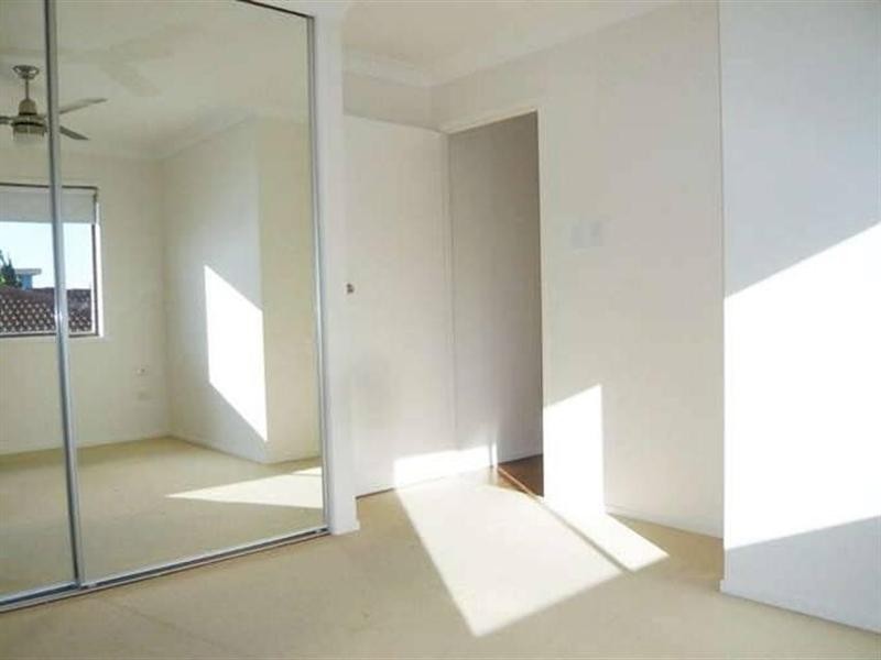 5/11 Armrick Avenue, Broadbeach QLD 4218