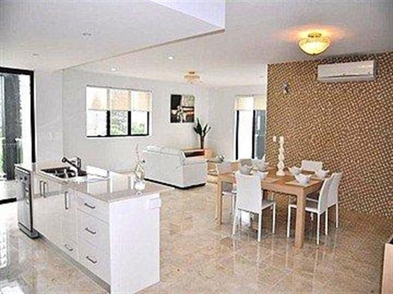 10/3 Beach Parade, Surfers Paradise QLD 4217