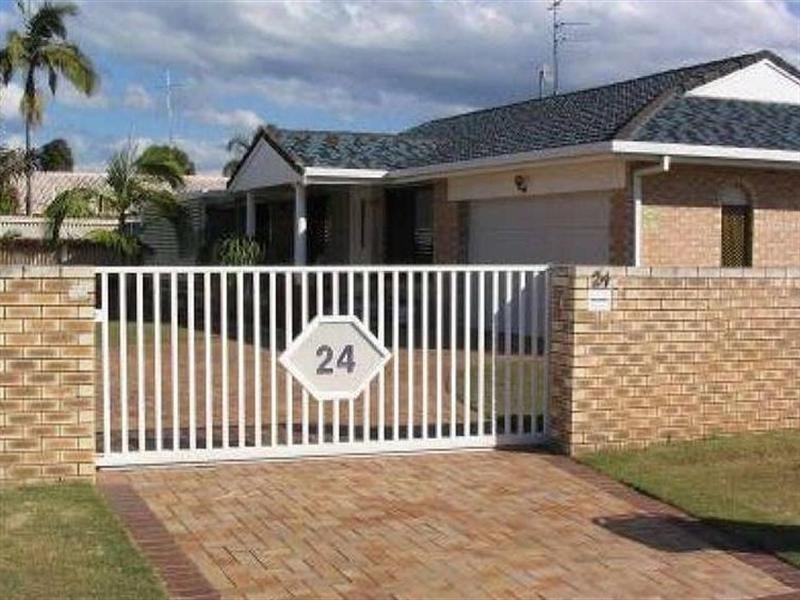 24 Arcadia Drive, Mermaid Waters QLD 4218