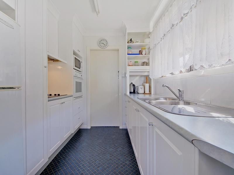 4 Ensenada Court, Broadbeach Waters QLD 4218