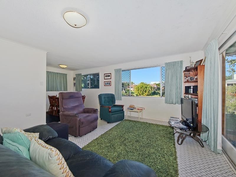 4 Ensenada Court, Broadbeach Waters QLD 4218