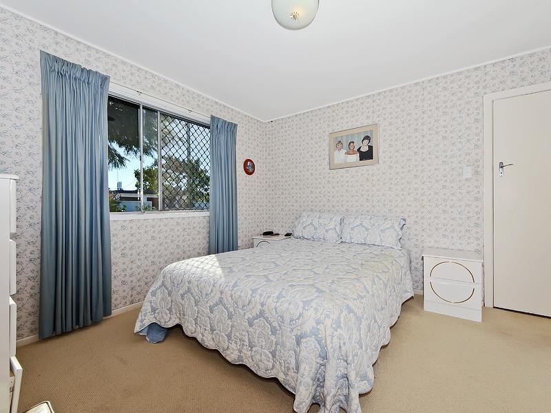 4 Ensenada Court, Broadbeach Waters QLD 4218