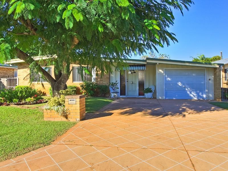 4 Ensenada Court, Broadbeach Waters QLD 4218