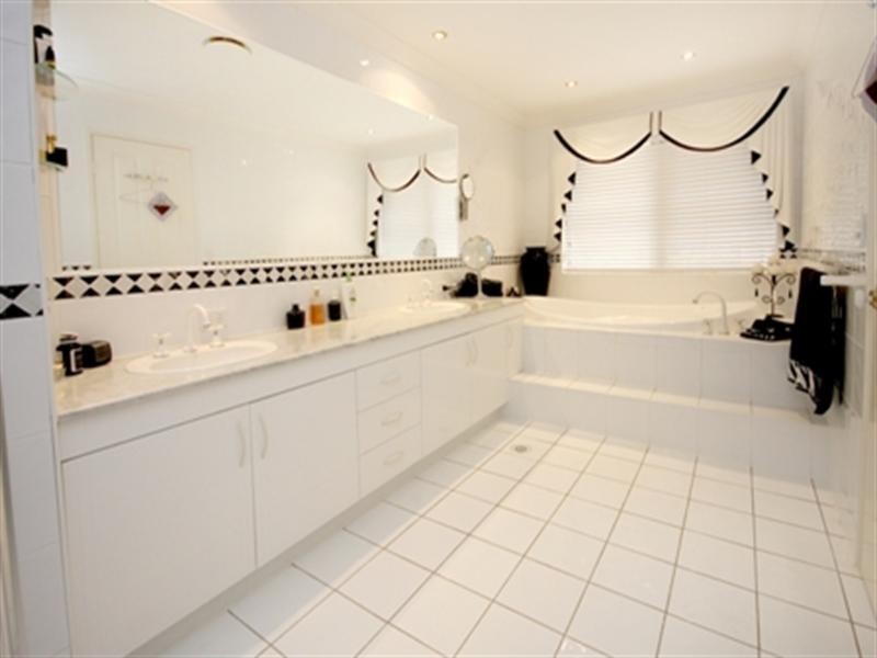 Villa 1 Bradford North, Rhode Island, Clear Island Waters QLD 4226