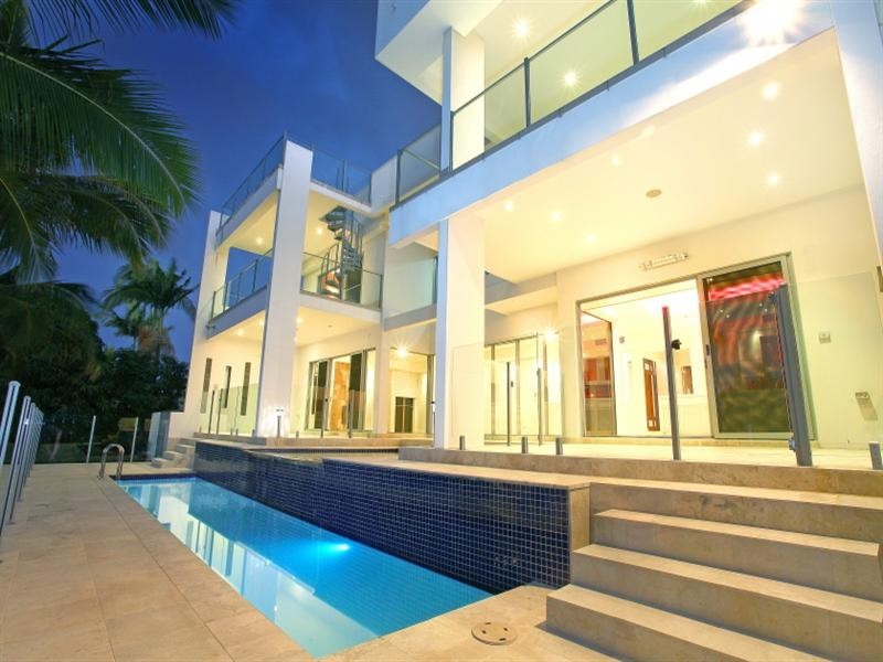 34 Weatherly Avenue, Mermaid Waters QLD 4218