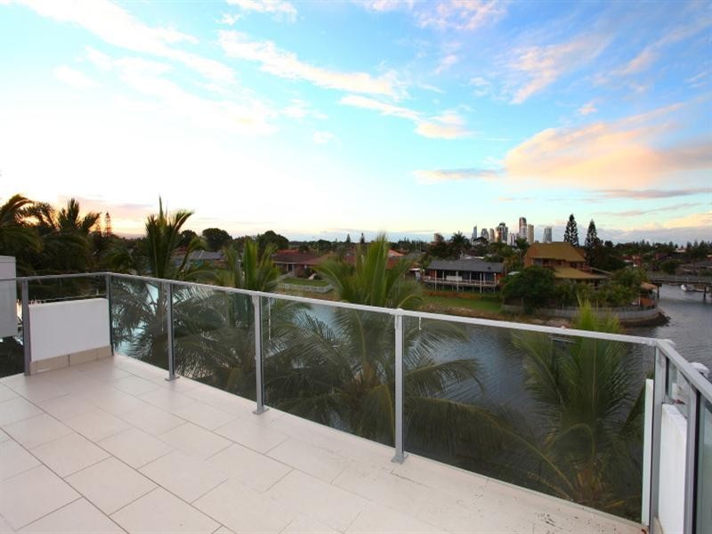 34 Weatherly Avenue, Mermaid Waters QLD 4218